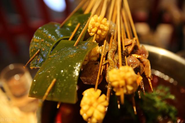 串串香挣钱吗多大的利润（串串香店靠饮料免费送活动年赚80万）-春生副业网 