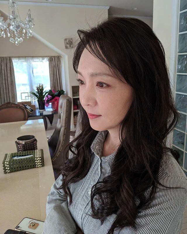 现在手工编织挣钱吗（家庭主妇靠编织手工包成为人生赢家）-春生副业网 